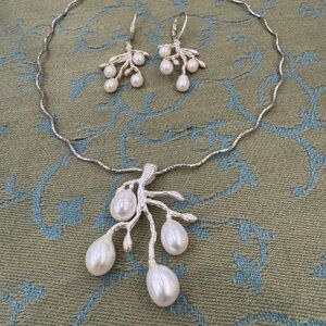 Elegant 925 sterling silver wire  , Pearl Necklace and Earring Set